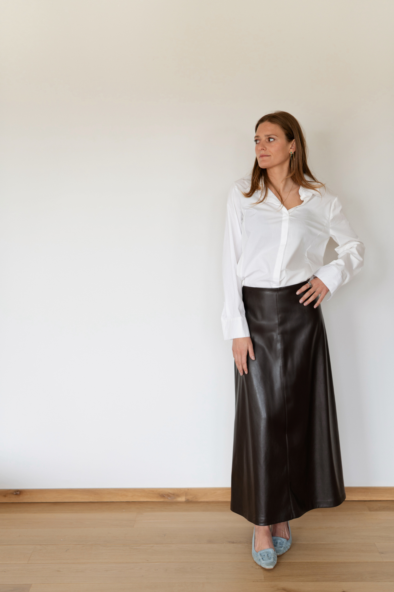 Chemise blanche & jupe cuir