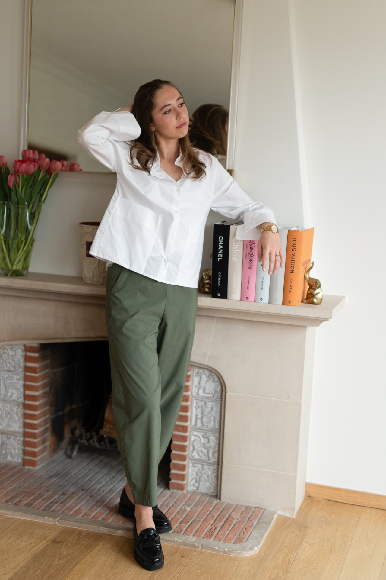 Chemise blanche · pantalon kaki