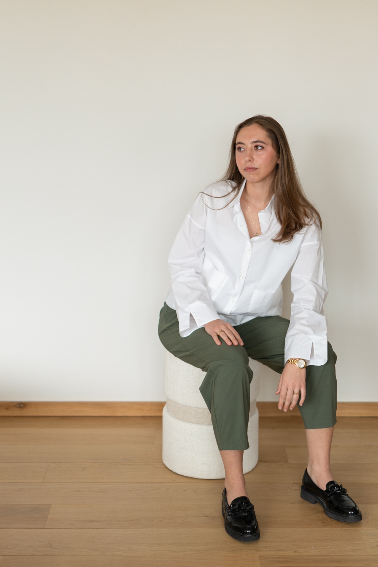 Chemise blanche · pantalon kaki